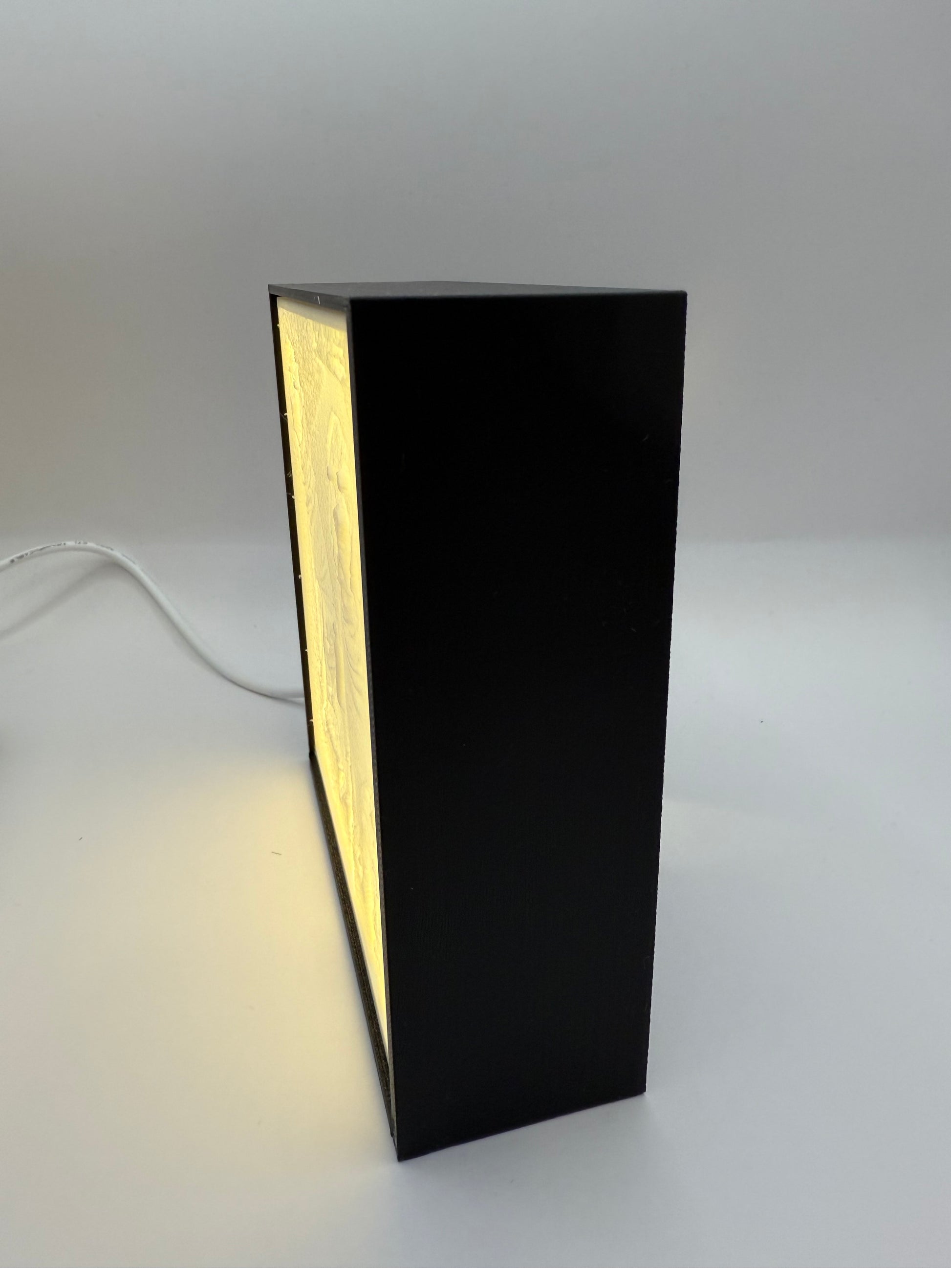 Hier sieht man die Box wie breit sie ist sie hat die Maße 112mmx112mmx40mm in dem Kasten befindet sich ein LED licht streifen, welcher mit USB Anschluss betrieben wird.