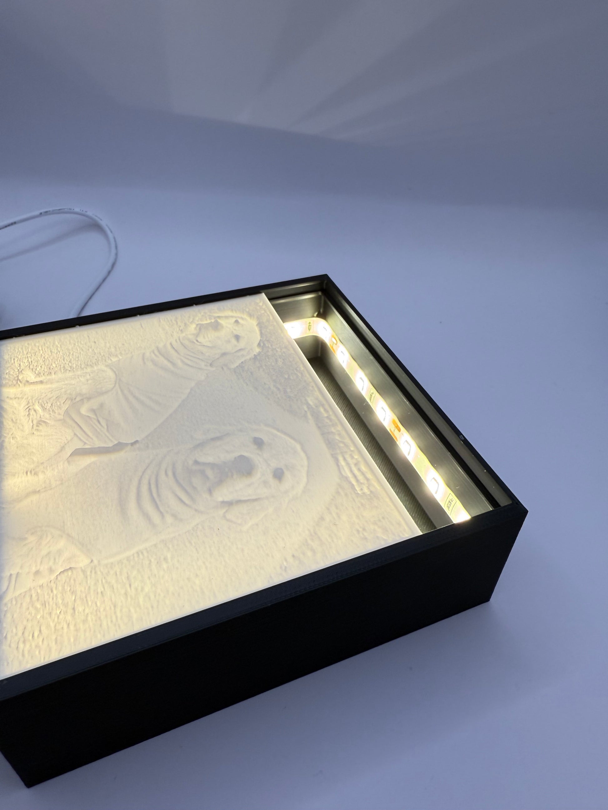 Hier sieht man das die Box es möglich macht die Lithophane auszutauschen und man diese nach belieben ändern kann.